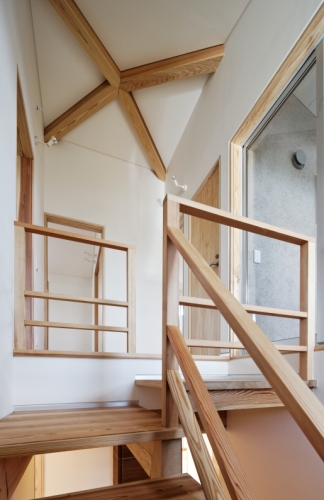 内に広がりのある家-04