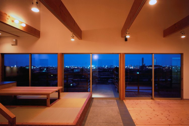 傾斜地に建つ眺めのいい家