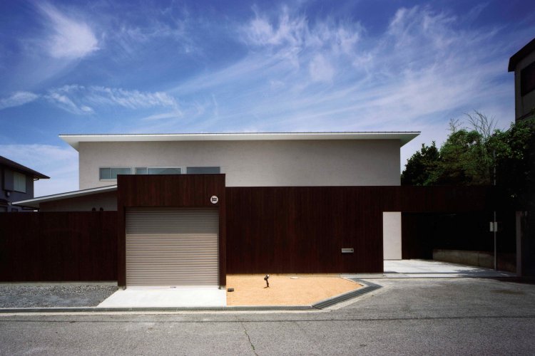 傾斜地に建つ眺めのいい家-02