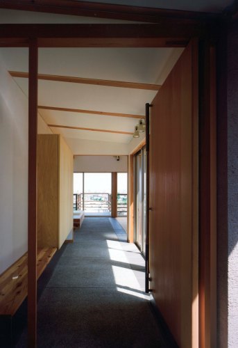 傾斜地に建つ眺めのいい家-04