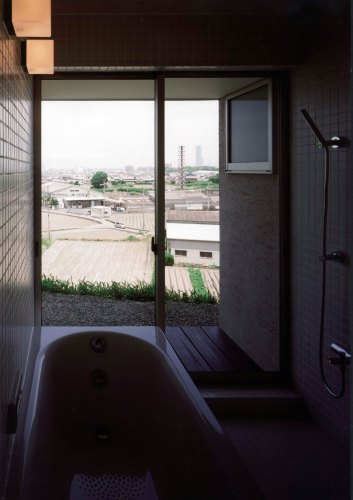 傾斜地に建つ眺めのいい家-05