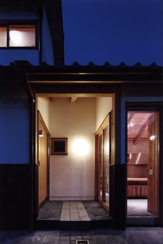 城之門筋に建つ寺内町の家-02