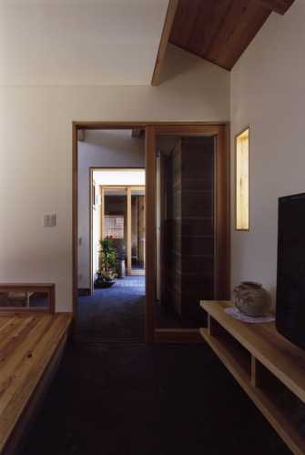 城之門筋に建つ寺内町の家-03