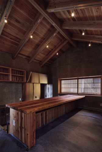 城之門筋に建つ寺内町の家-05